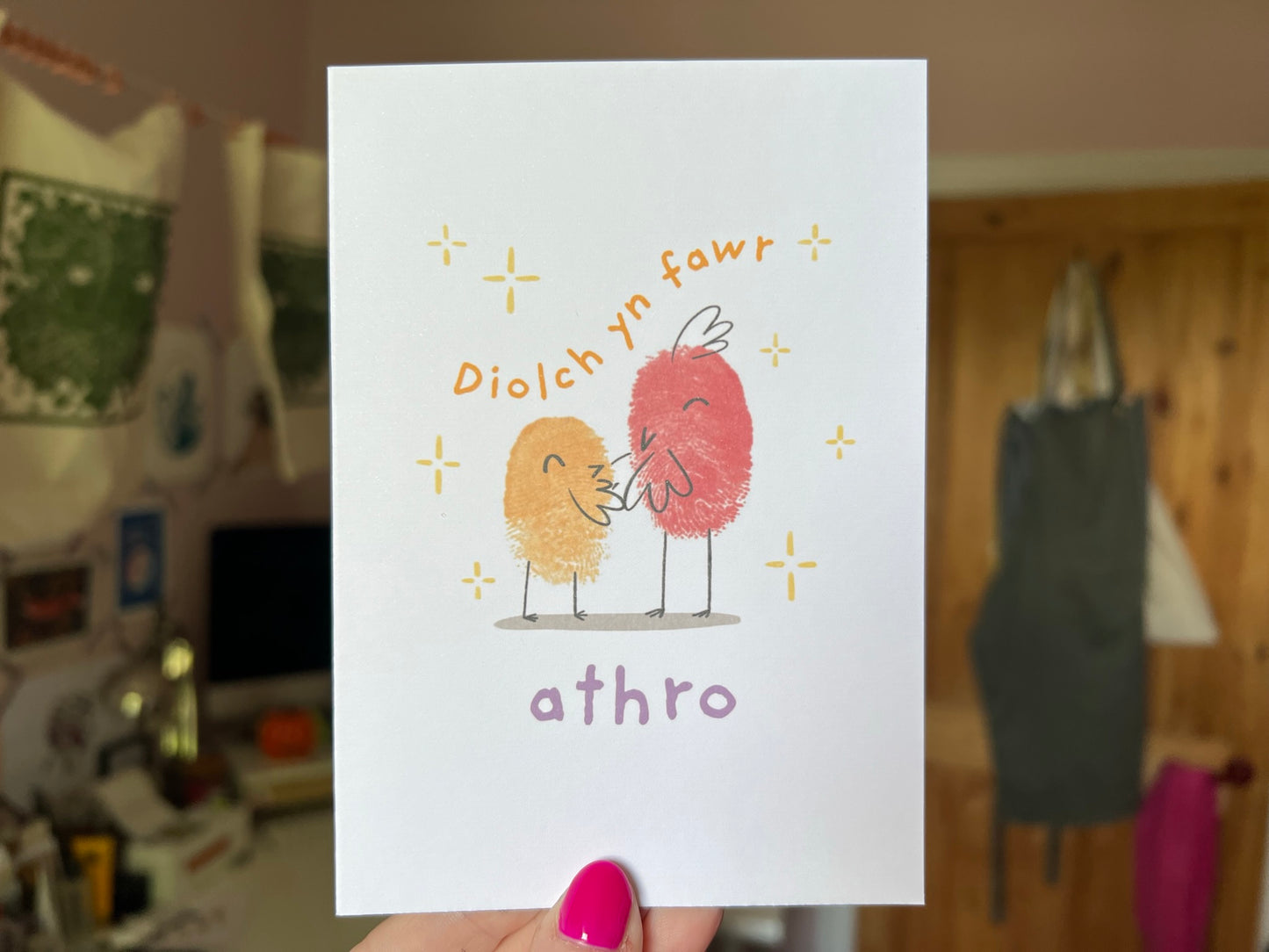 A hand holding a welsh teacher card saying 'Diolch yn fawr athro'