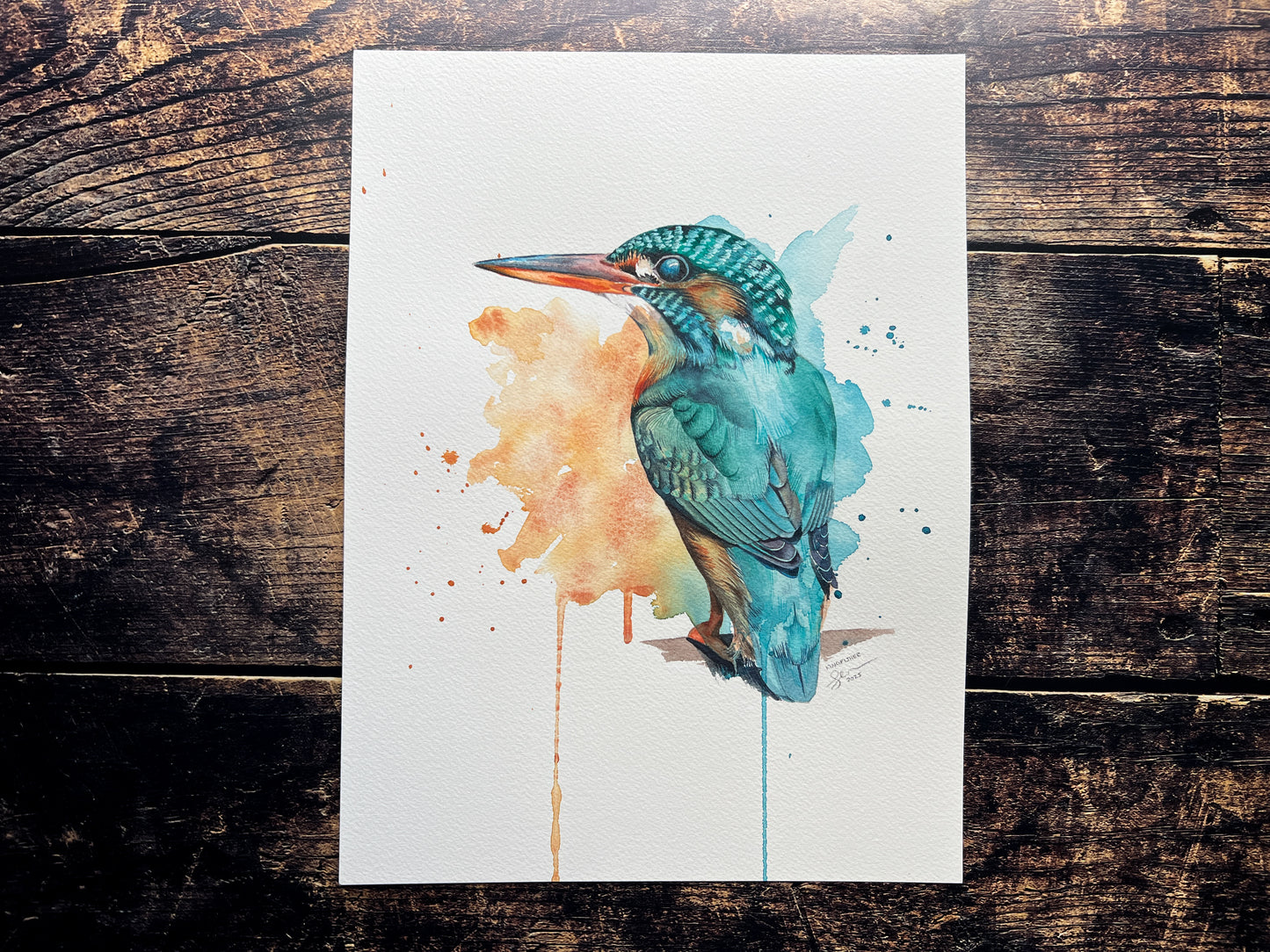 Artistic depiction of a kingfisher on a wooden surface