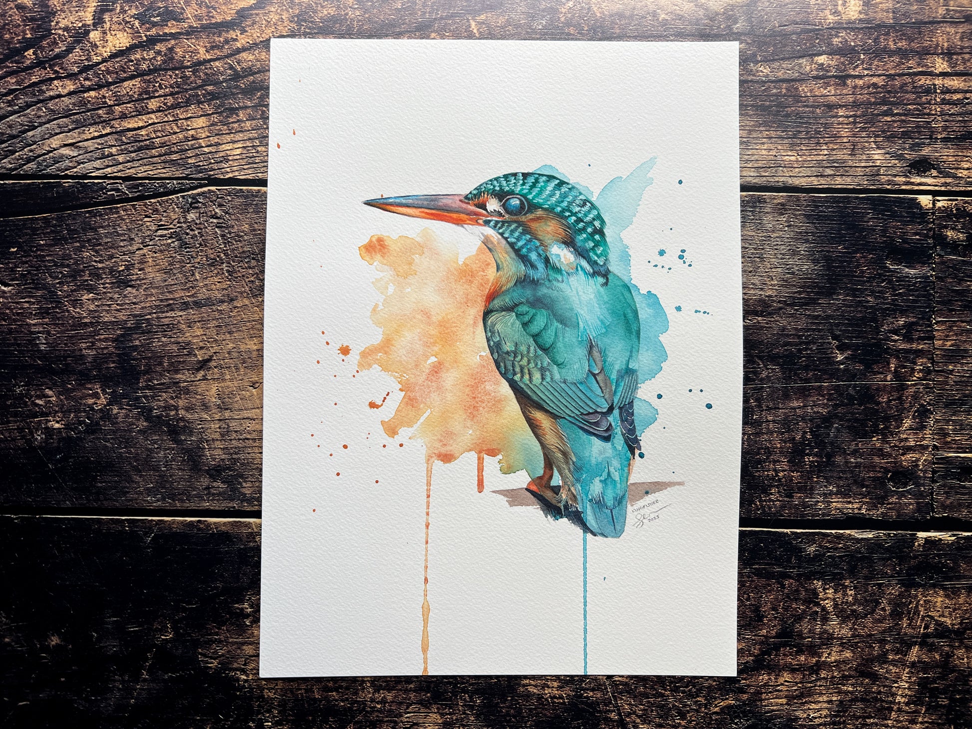 Artistic depiction of a kingfisher on a wooden surface