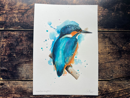 An expressive watercolour painting of a common kingfisher.